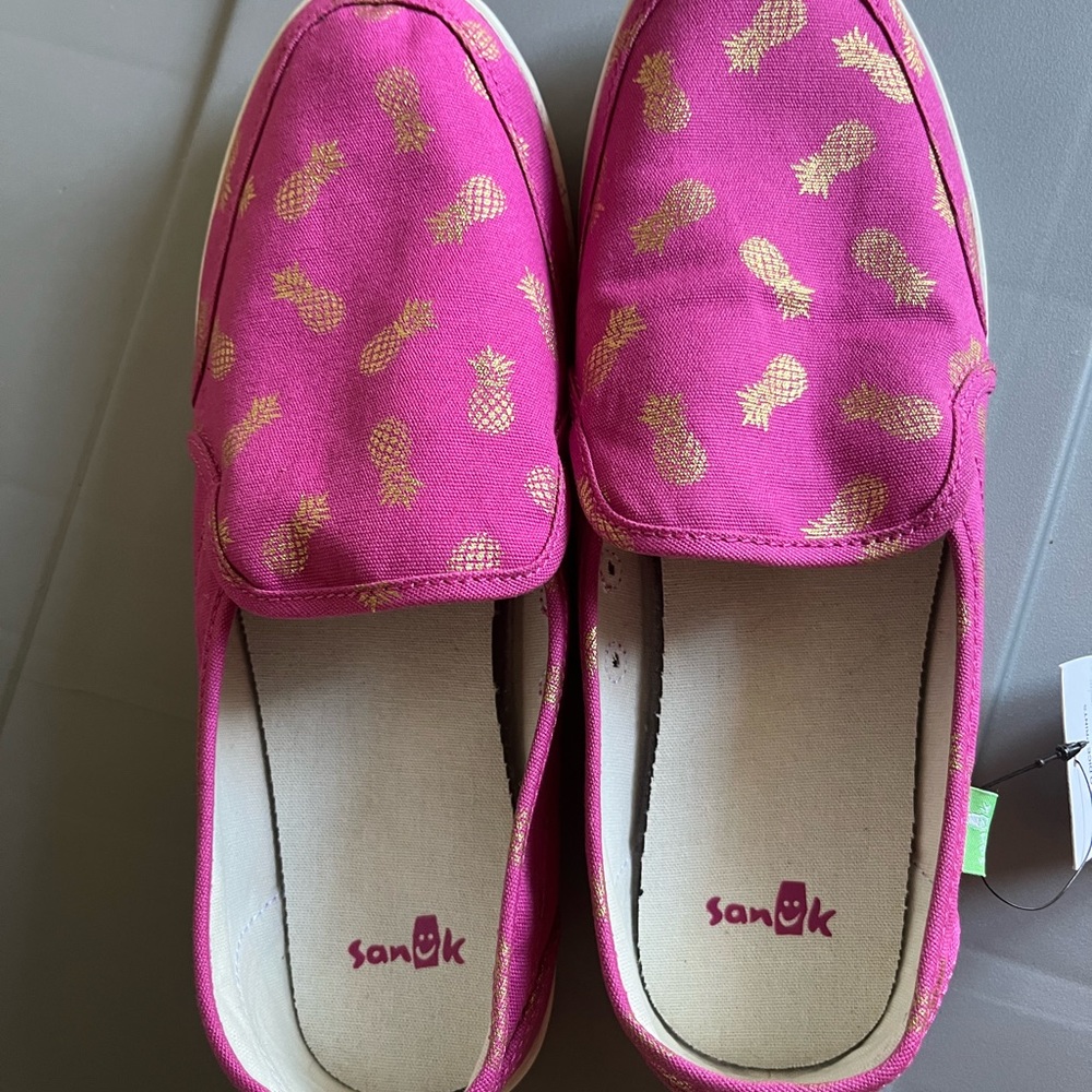 Sanuk Pair O Dice Prints Pineapple Pink Slip On Shoes.  Women's size 9.5. NWT.